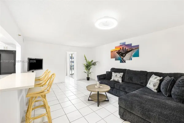 $4,200 | 2401 Collins Avenue, Unit 1906, Miami Beach, FL 33140