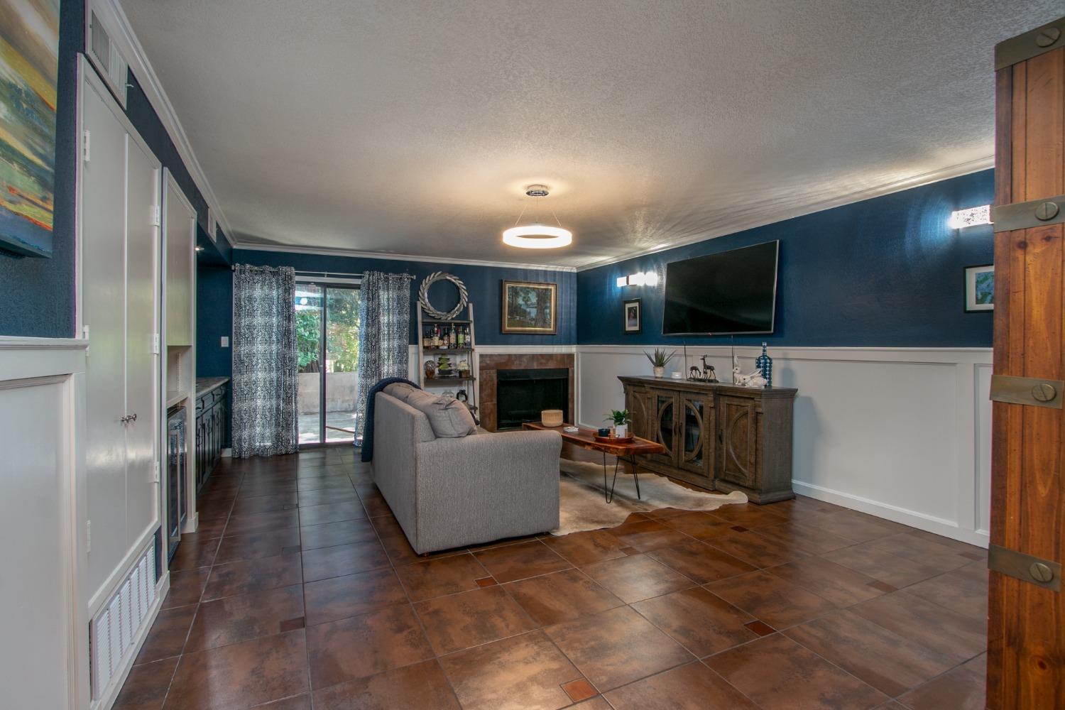 14975 Lago Drive Rancho Murieta, CA 95683 - Photo 20 of 41 a living room with furniture and a flat screen tv