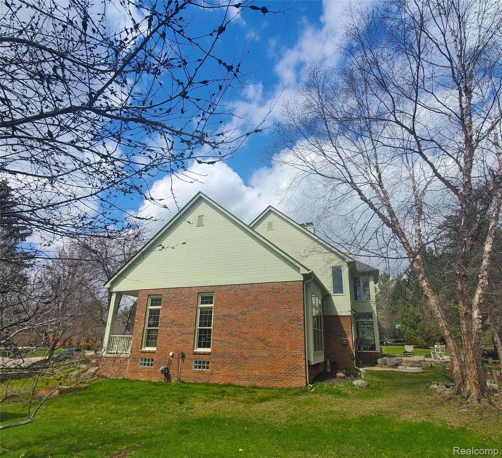 1976 Blue Grass Court Rochester, MI 48306 - Photo 8 of 28 s side.jpg