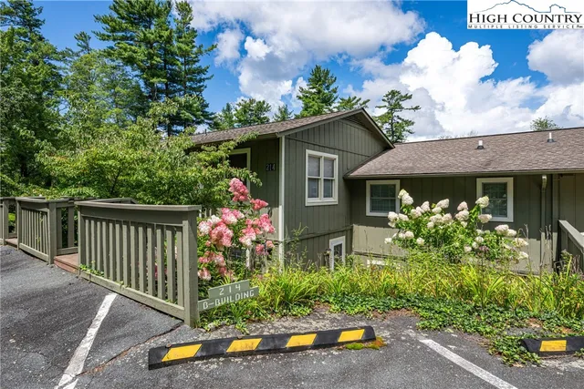 $475,000 | 214 Village Green, Unit B2, Blowing Rock, NC 28605