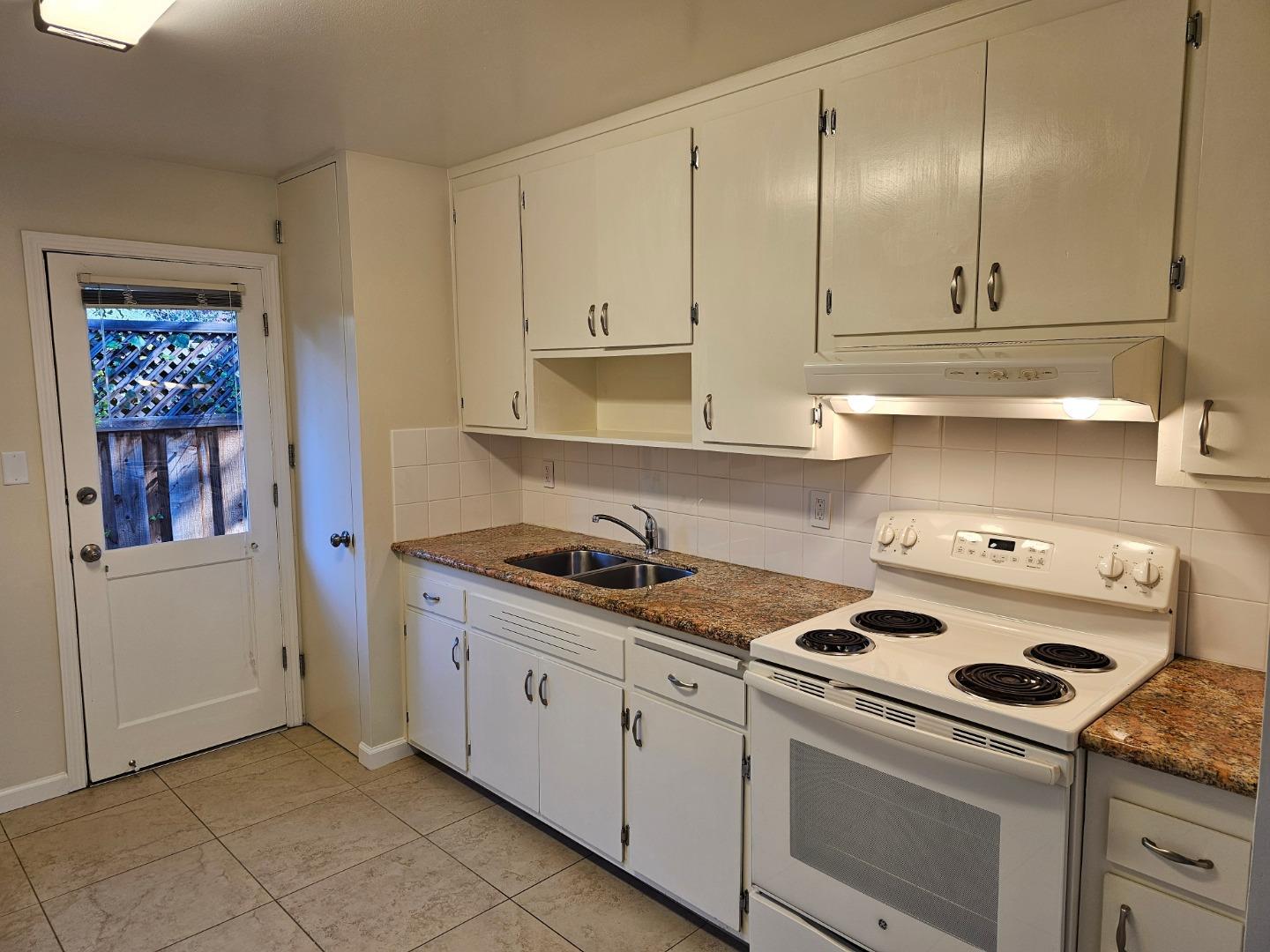 282 Monroe Drive, Unit 1 Mountain View, CA 94040 - Photo 5 of 14 a kitchen with a stove and a refrigerator