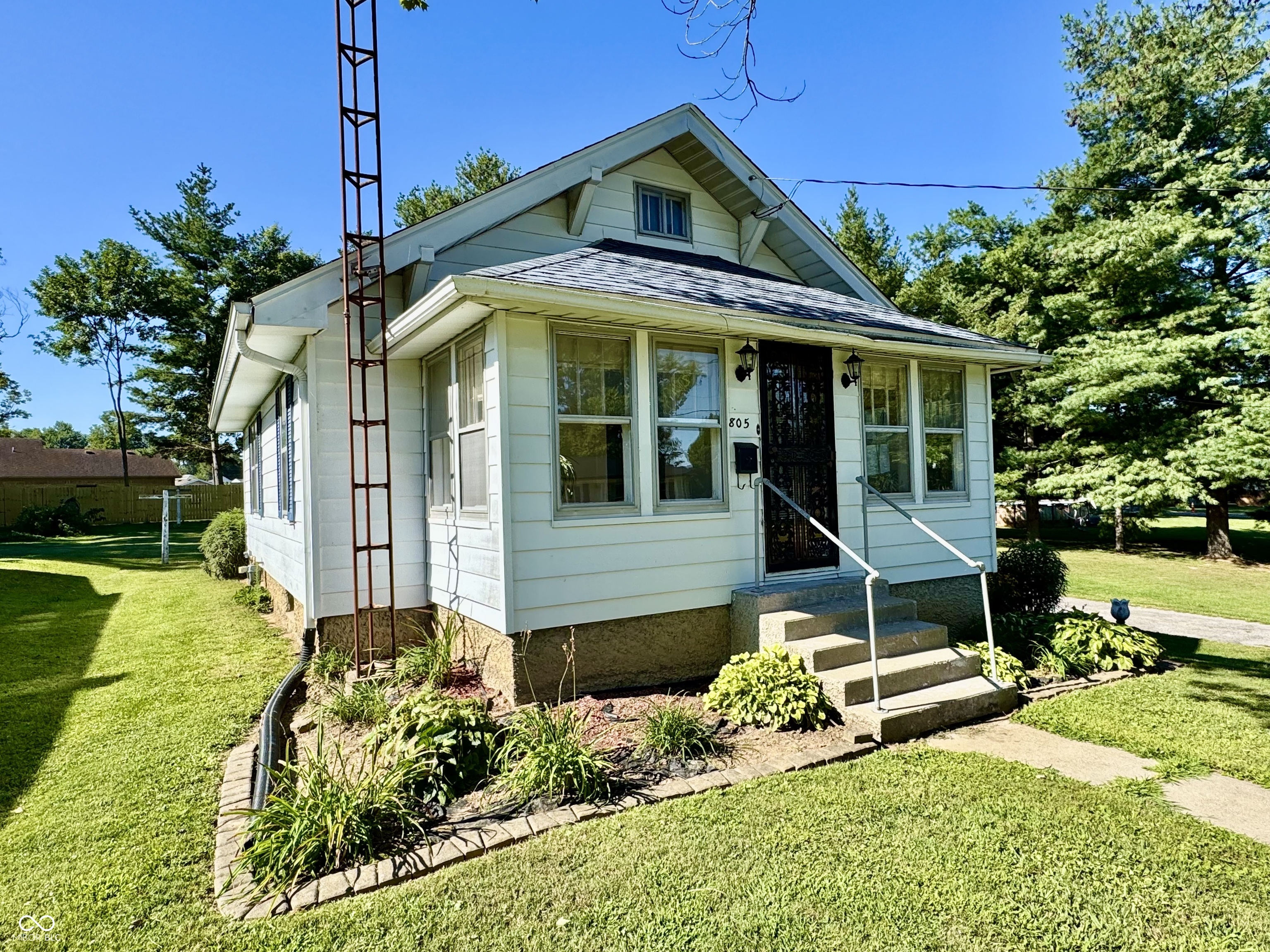 805 Smith Street Salem, IN 47167 - Photo 3 of 34