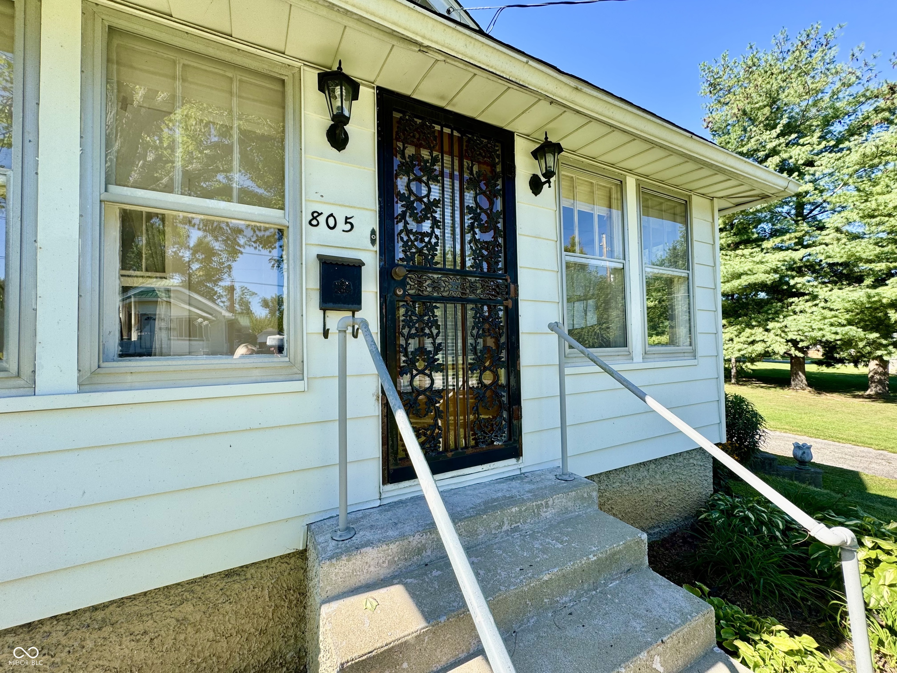 805 Smith Street Salem, IN 47167 - Photo 5 of 34