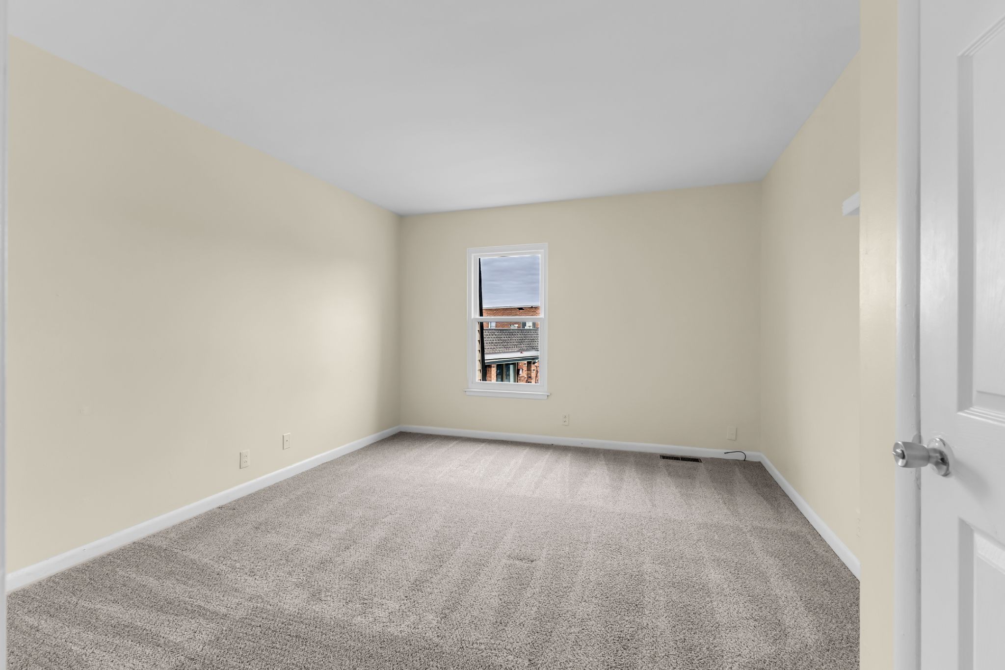 370 Wallace Road, Unit F5 Nashville, TN 37211 - Photo 14 of 28 an empty room with a window