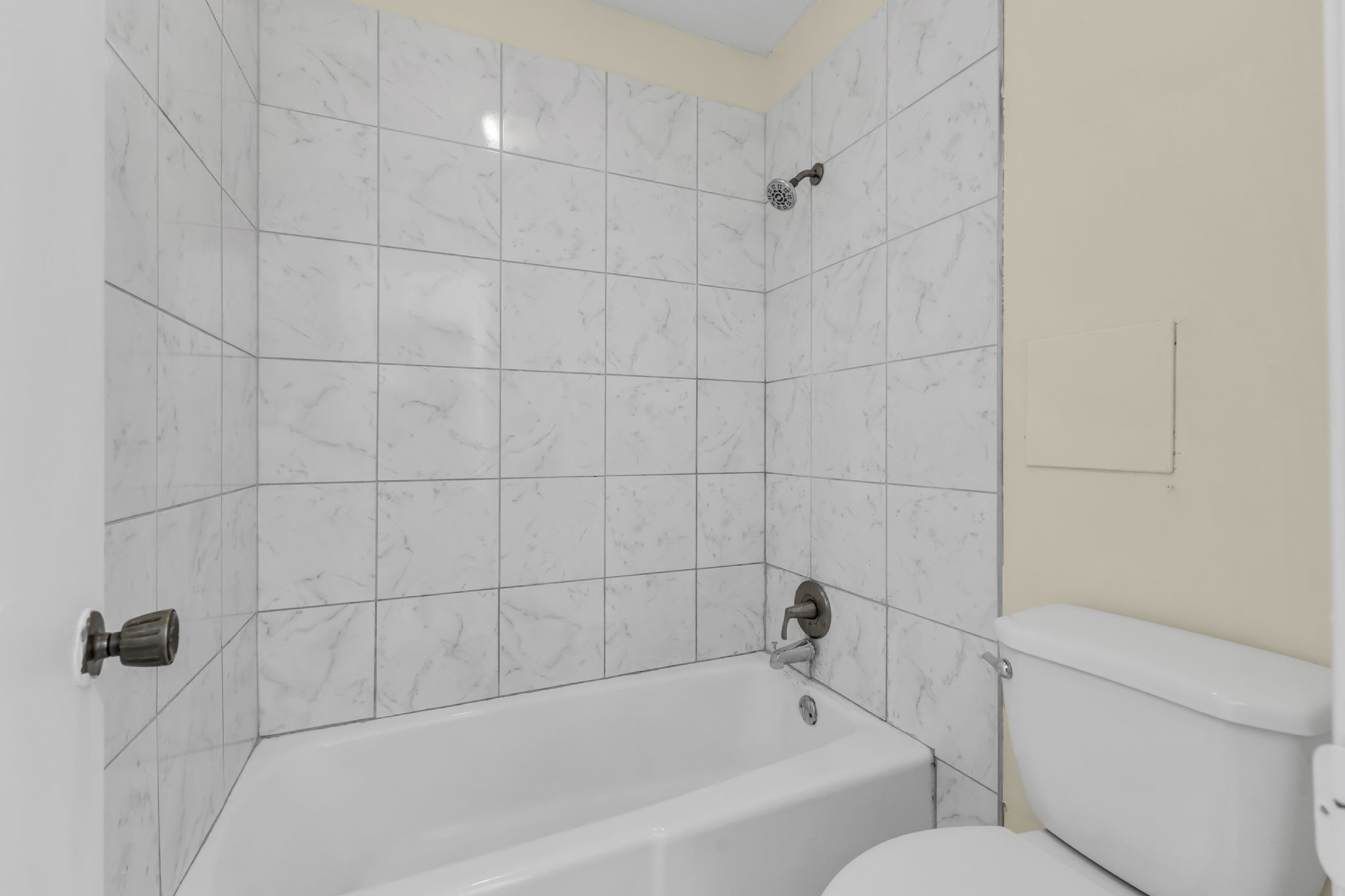 370 Wallace Road, Unit F5 Nashville, TN 37211 - Photo 20 of 28 a bathroom with a bathtub