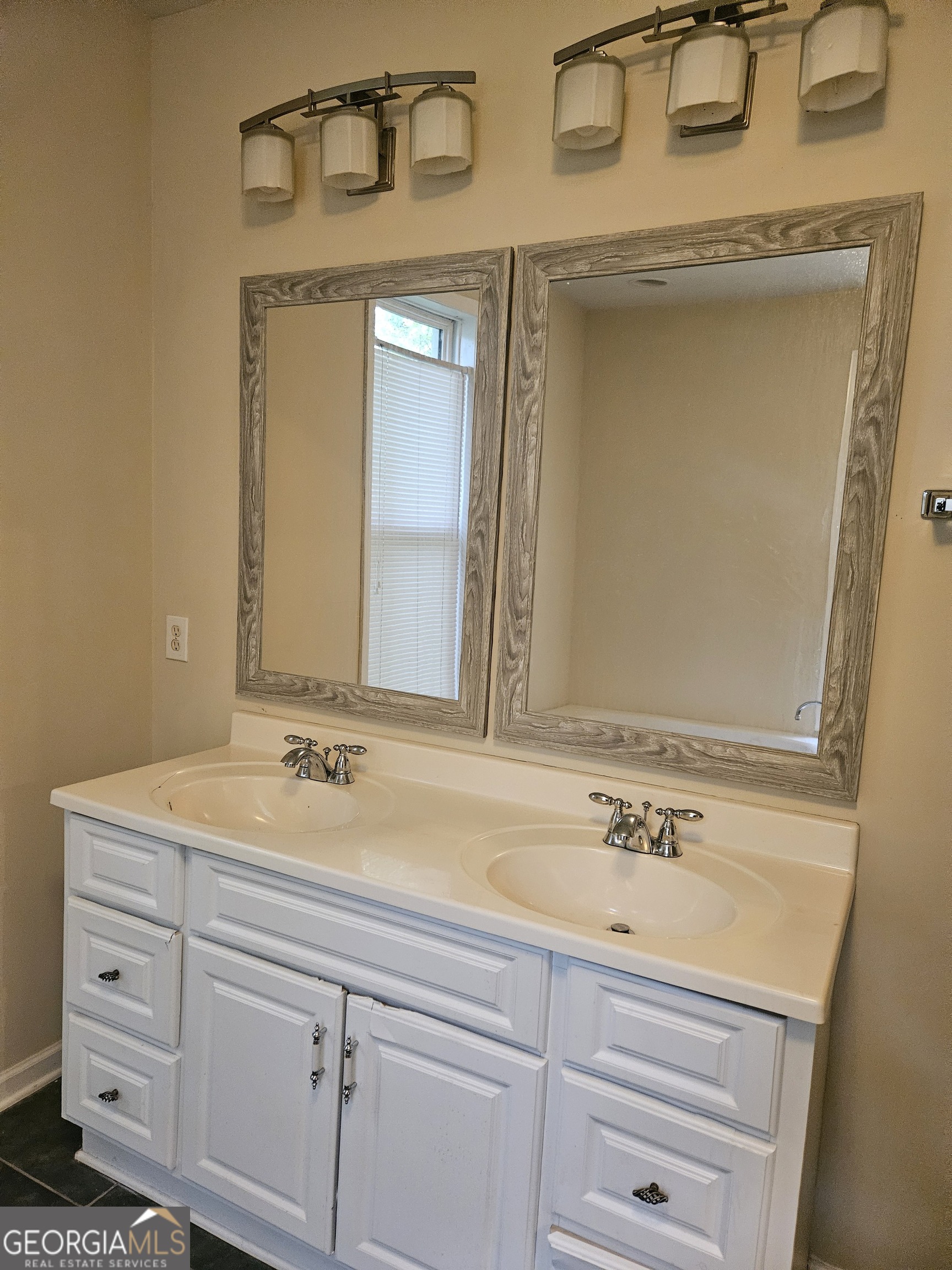 2001 Merle Circle Decatur, GA 30032 - Photo 4 of 11