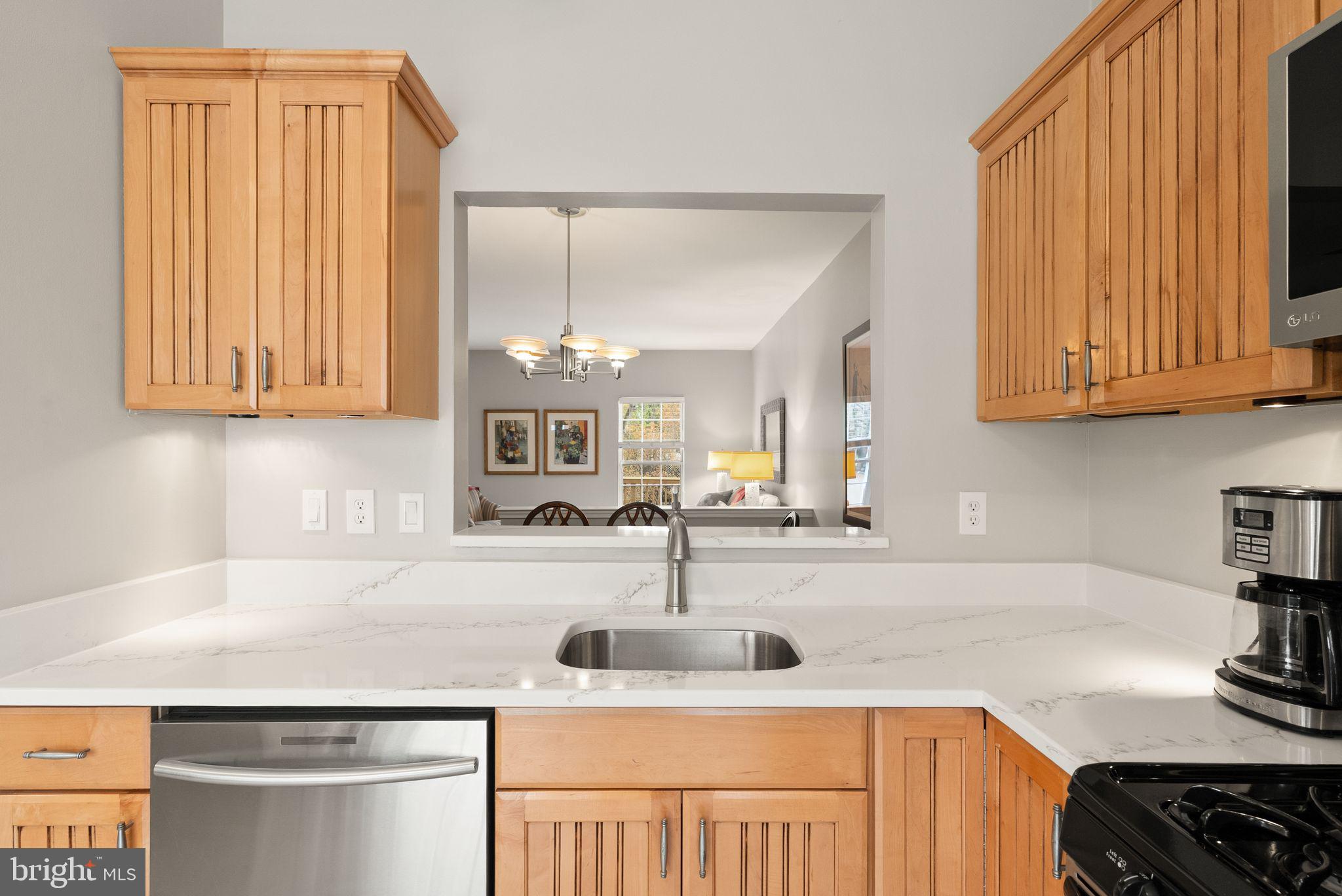 303 Rangers Way Southeast Leesburg, VA 20175 - Photo 7 of 37