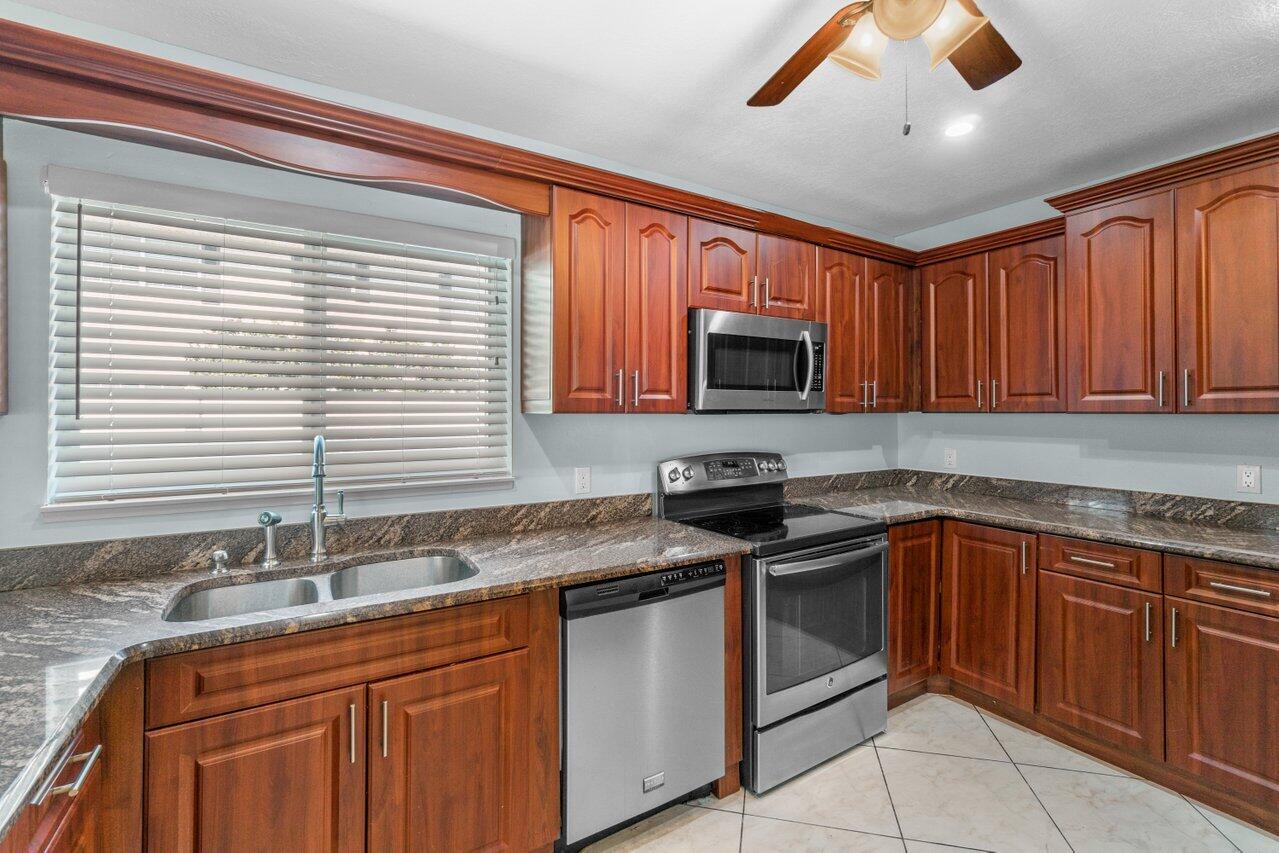 254 Southwest 6th Street, Unit 5 Boca Raton, FL 33432 - Photo 3 of 10 Kitchen
