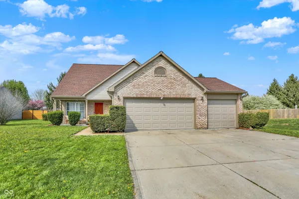 $315,000 | 2002 Oakbrooke Court, Avon, IN 46123