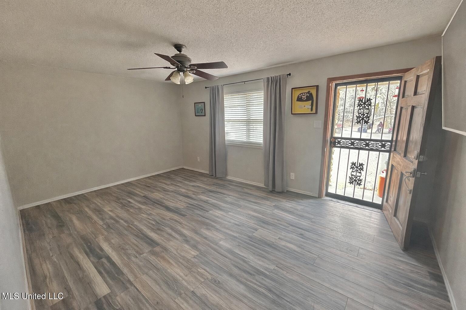 83 Sunset Acres Road Holly Springs, MS 38635 - Photo 5 of 20 ChatGPT empty living room