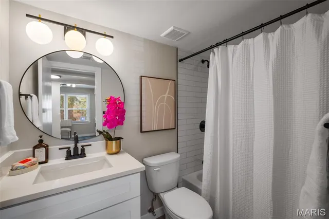 $1,945 | 621 Broadmoor Drive, Unit A, Chesterfield, MO 63017