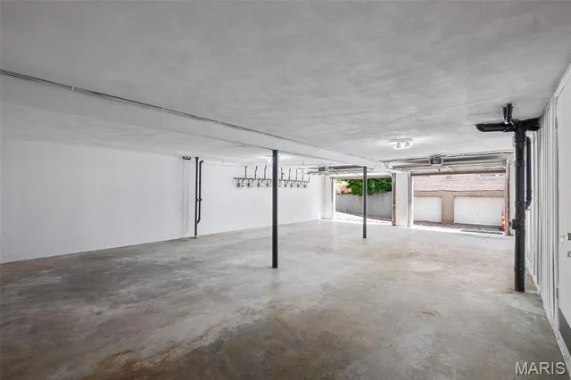 $1,945 | 621 Broadmoor Drive, Unit A, Chesterfield, MO 63017