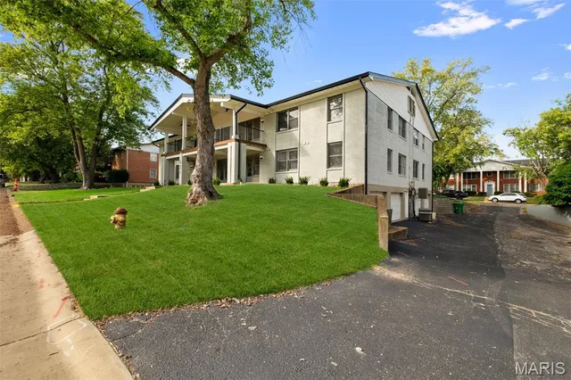 $1,945 | 621 Broadmoor Drive, Unit A, Chesterfield, MO 63017