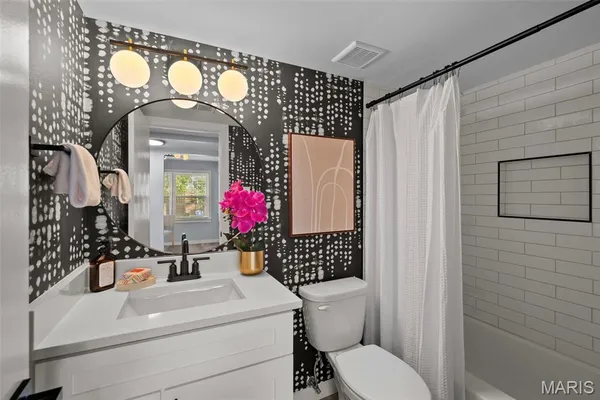 $1,945 | 621 Broadmoor Drive, Unit A, Chesterfield, MO 63017