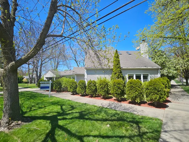 a view of a house with a yard