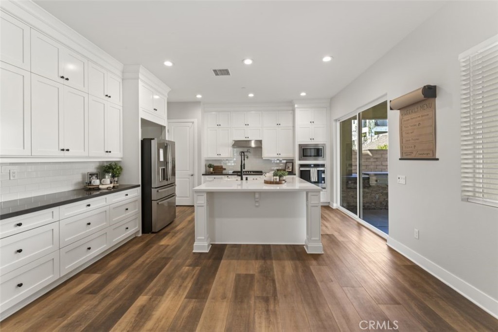 19120 Blackthorn Drive Canyon Country, CA 91351 - Photo 12 of 40 Seating at island