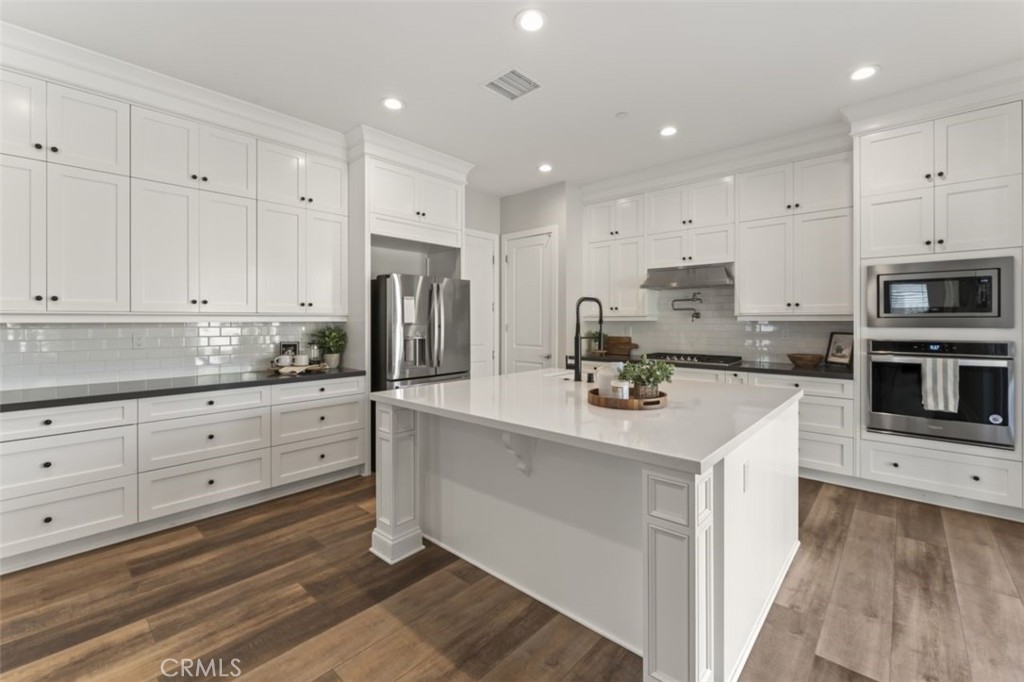 19120 Blackthorn Drive Canyon Country, CA 91351 - Photo 13 of 40 Large kitchen w/vast counter space and big pantry