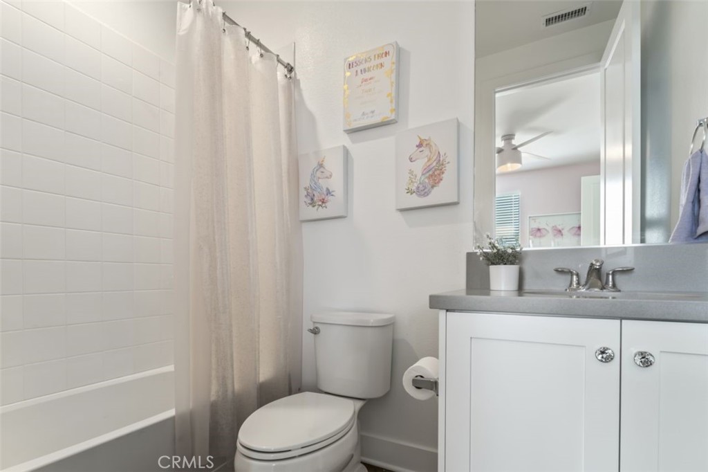 19120 Blackthorn Drive Canyon Country, CA 91351 - Photo 25 of 40 Bathroom attached to upstairs bedroom