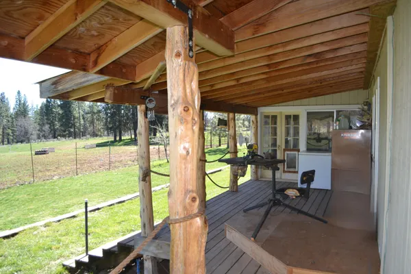 a view of a yard in a back yard