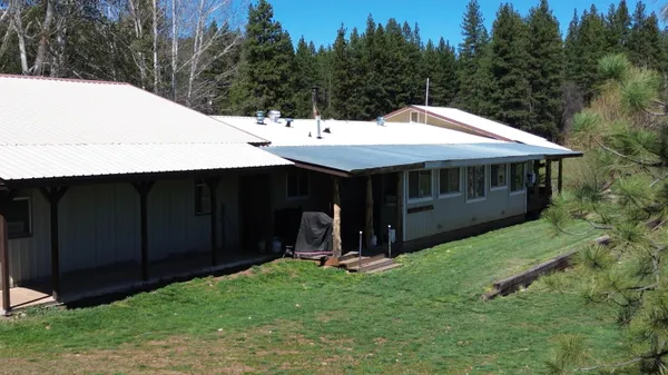 a view of a house with backyard and porch