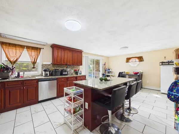 $625,000 | 849 Crane Avenue South, Taunton, MA 02780