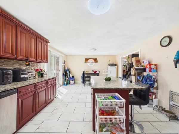 $625,000 | 849 Crane Avenue South, Taunton, MA 02780