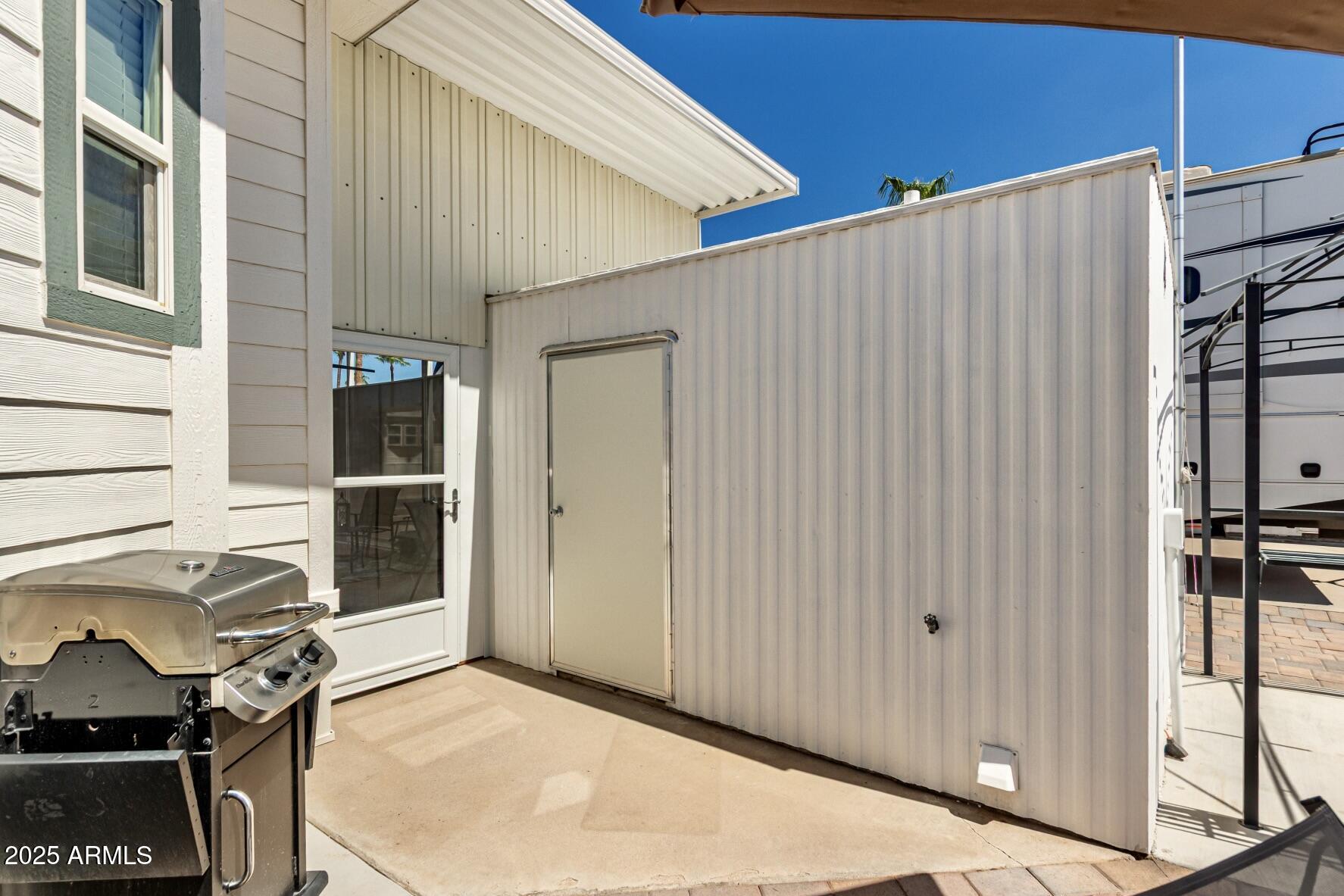 1374 West Chesapeake Avenue Apache Junction, AZ 85119 - Photo 23 of 33 a backyard of a house