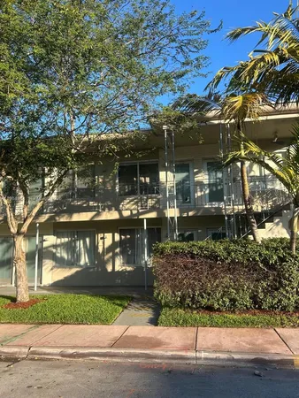 $2,000 | 801 15th Street, Unit 202, Miami Beach, FL 33139