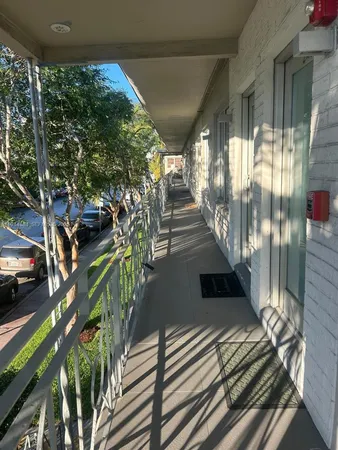 $2,000 | 801 15th Street, Unit 202, Miami Beach, FL 33139