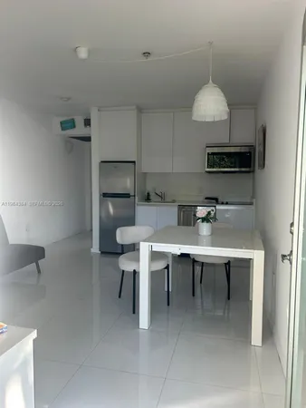 $2,000 | 801 15th Street, Unit 202, Miami Beach, FL 33139