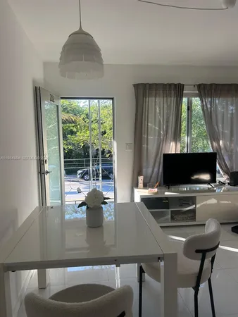 $2,000 | 801 15th Street, Unit 202, Miami Beach, FL 33139