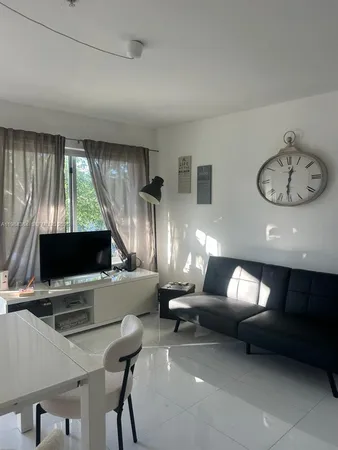 $2,000 | 801 15th Street, Unit 202, Miami Beach, FL 33139