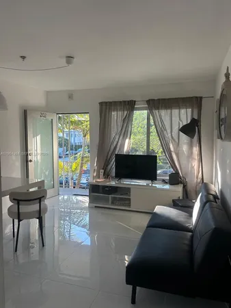 $2,000 | 801 15th Street, Unit 202, Miami Beach, FL 33139