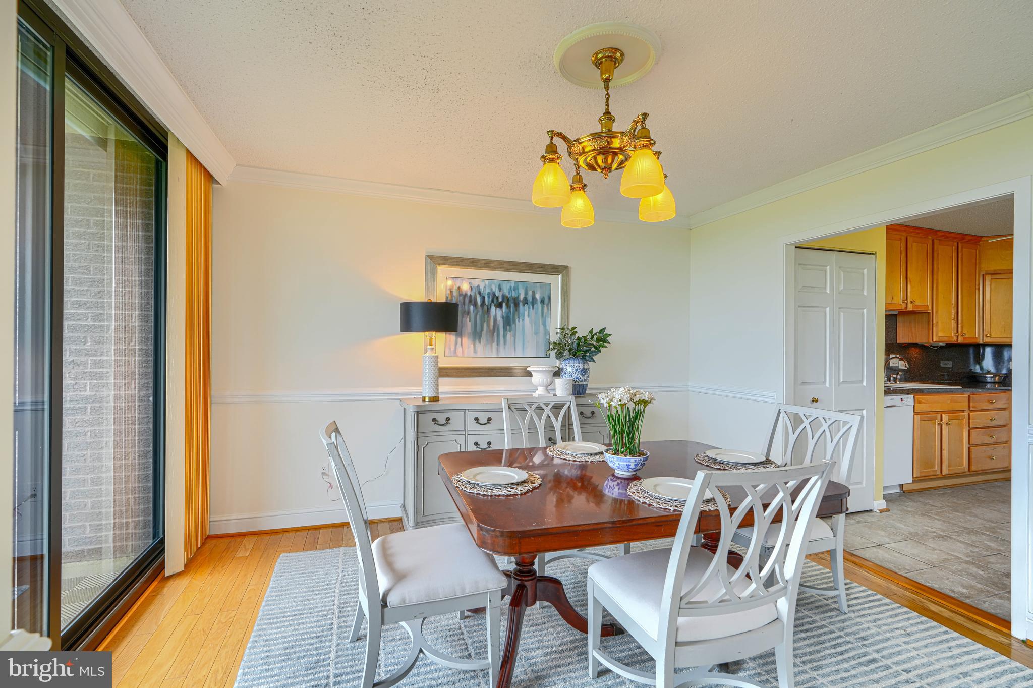 4100 North Charles Street, Unit 1010 Baltimore, MD 21218 - Photo 25 of 73 Dining area