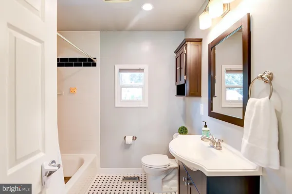 $3,600 | 6429 Maplewood Drive, Falls Church, VA 22041