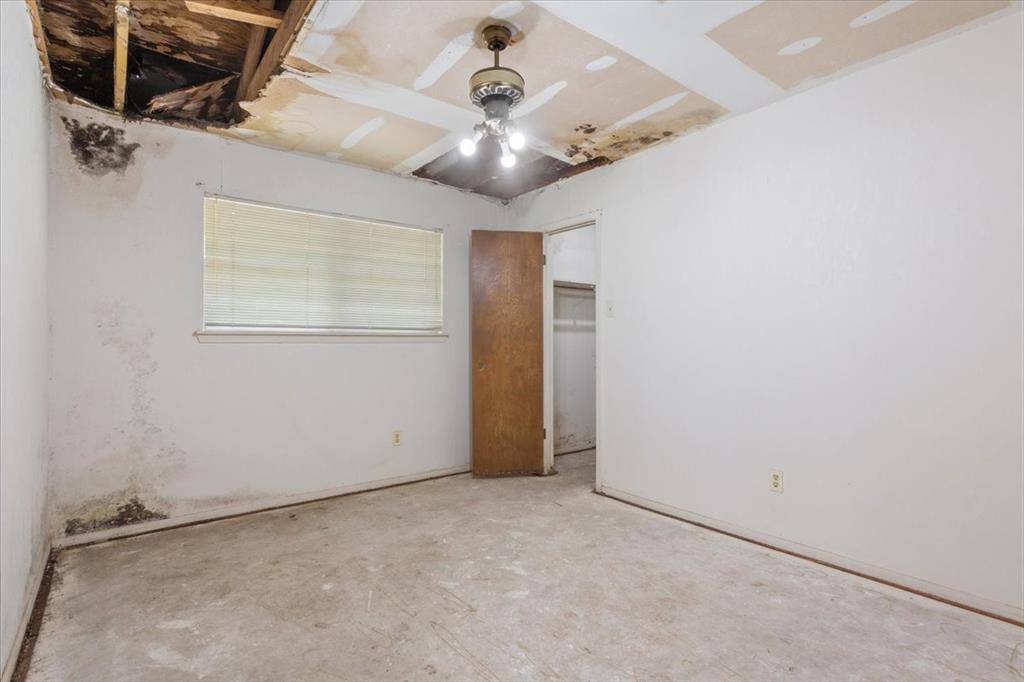 317 Chapman Road Hewitt, TX 76643 - Photo 10 of 20 Room featuring a window, a ceiling fan with light fixture, and a doorway leading to a closet, with ensuite bath access.