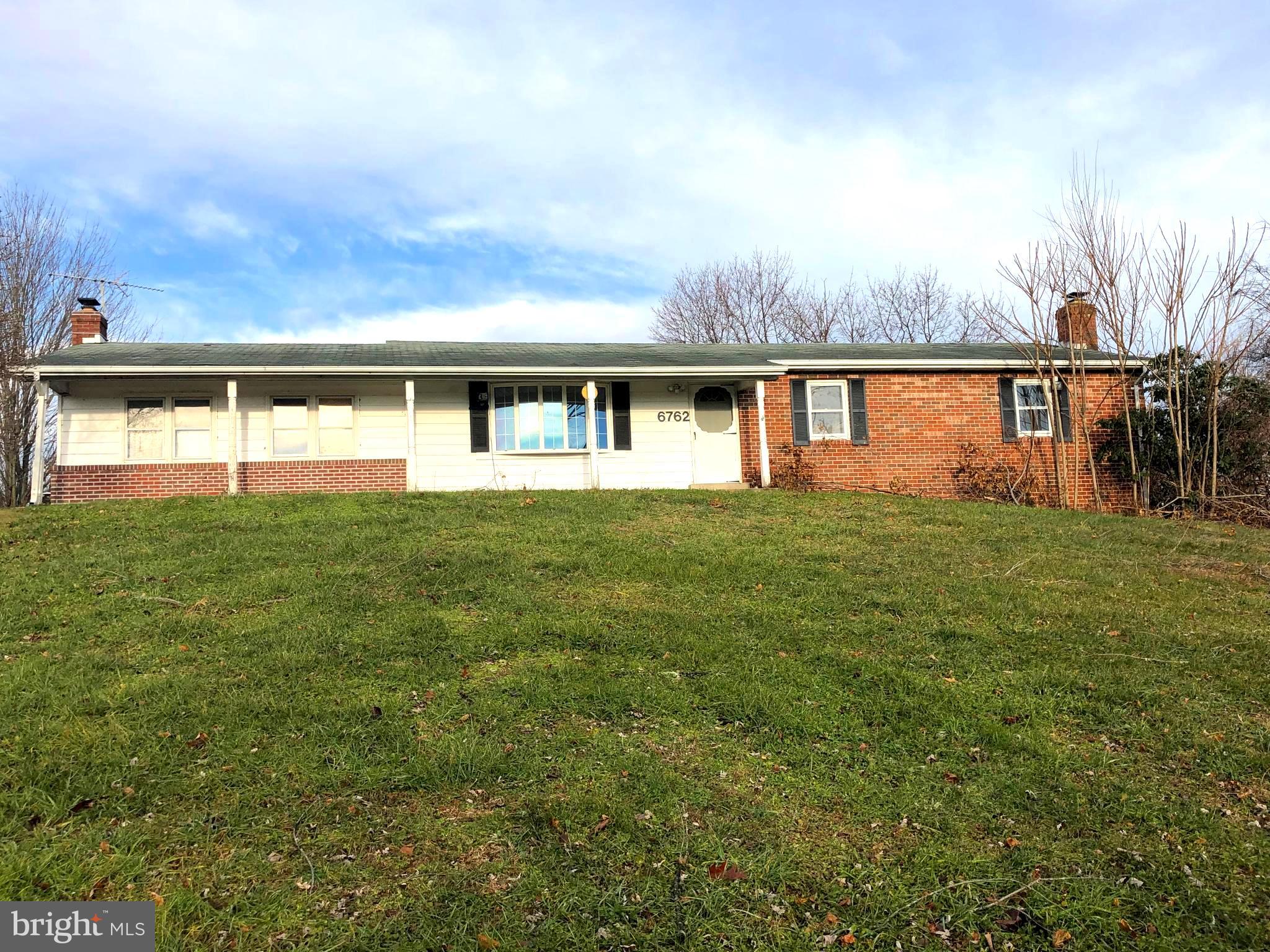 BRICK & VINYL RANCHER ON 4.5 ACRES
