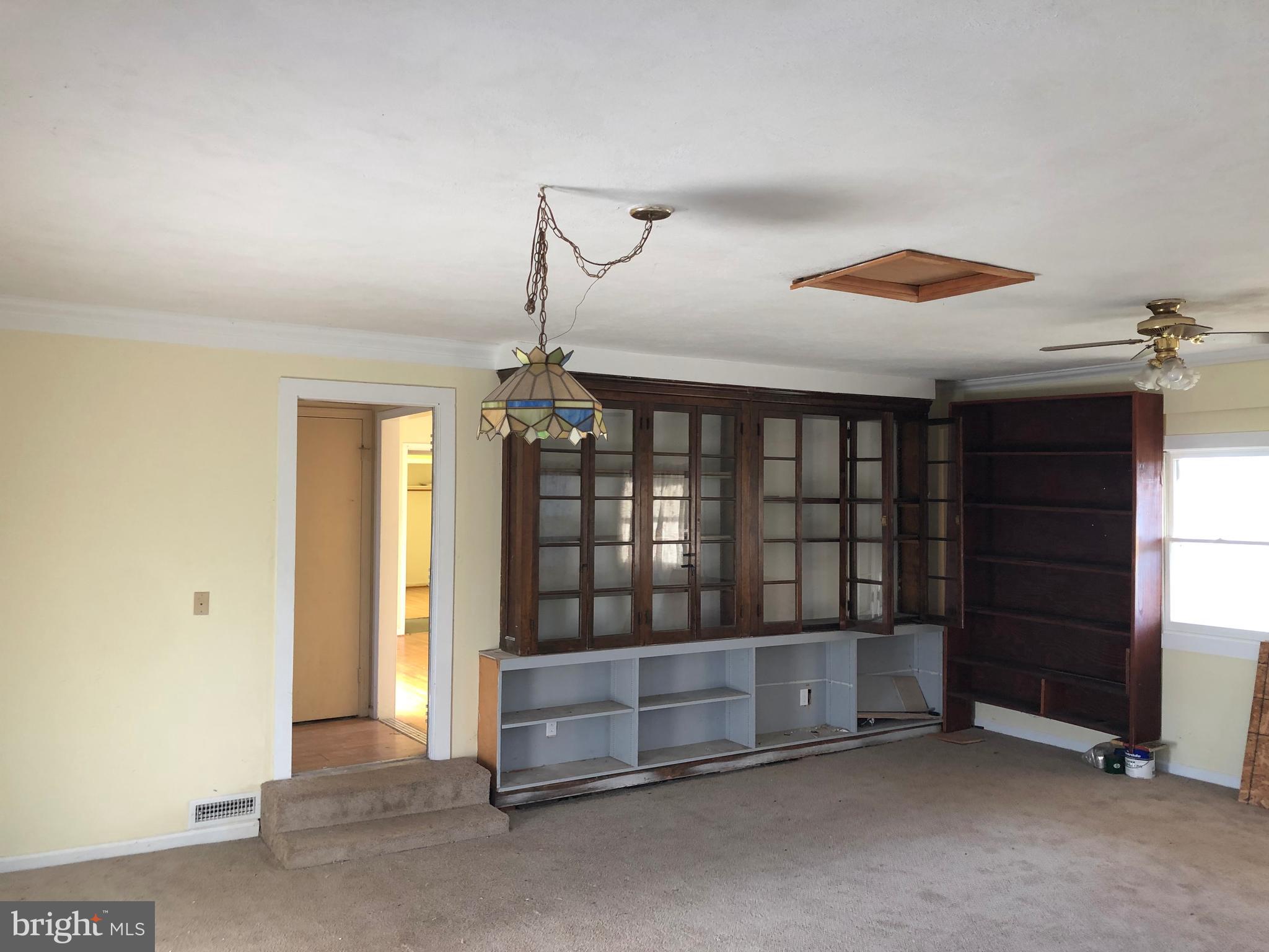 BUILT-IN HUTCH FOR YOUR KNICK-KNACKS
