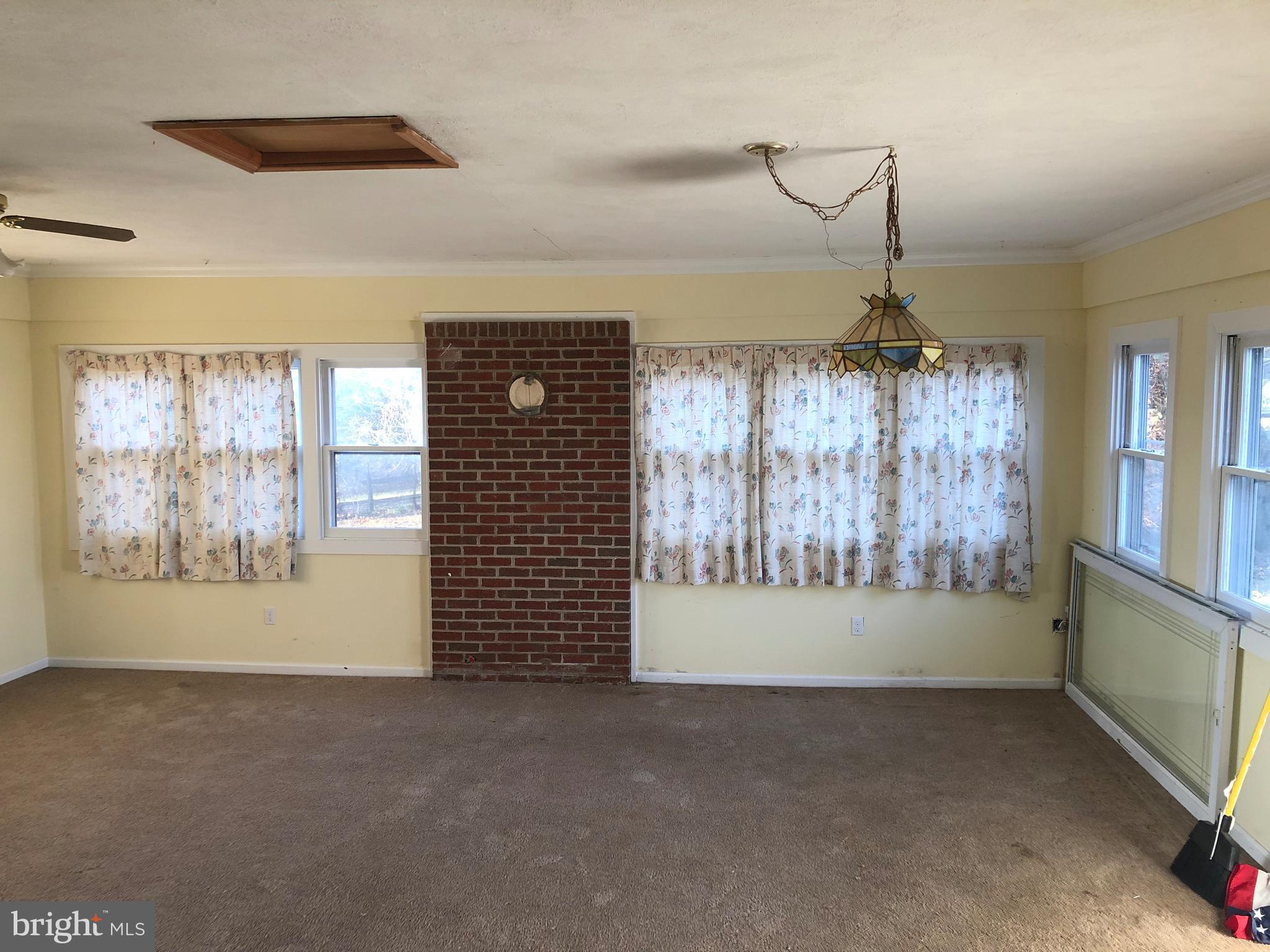 LARGE 17' X 18' RECREATIONAL ROOM FOR POOL TABLE