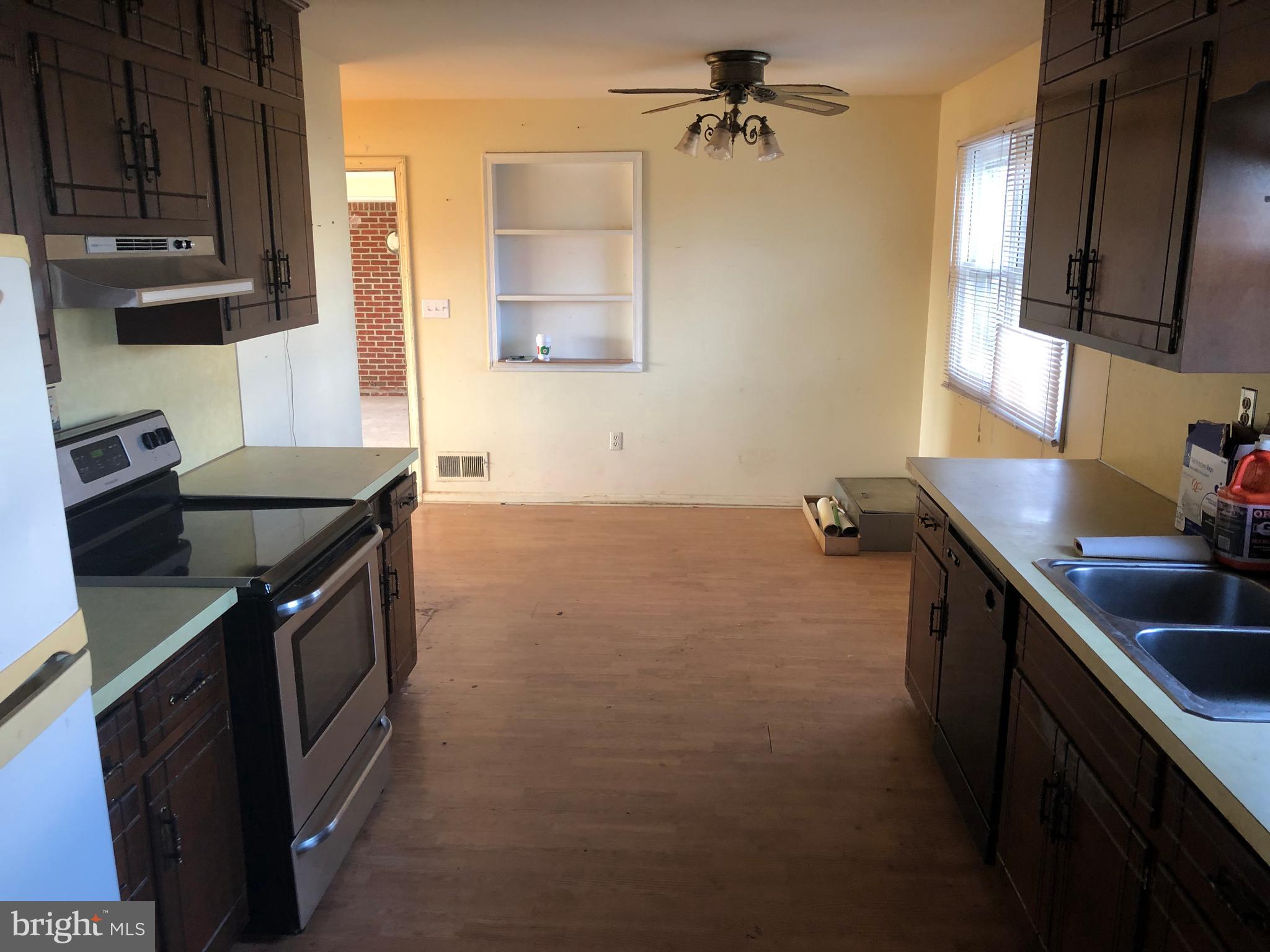 EAT-IN KITCHEN
