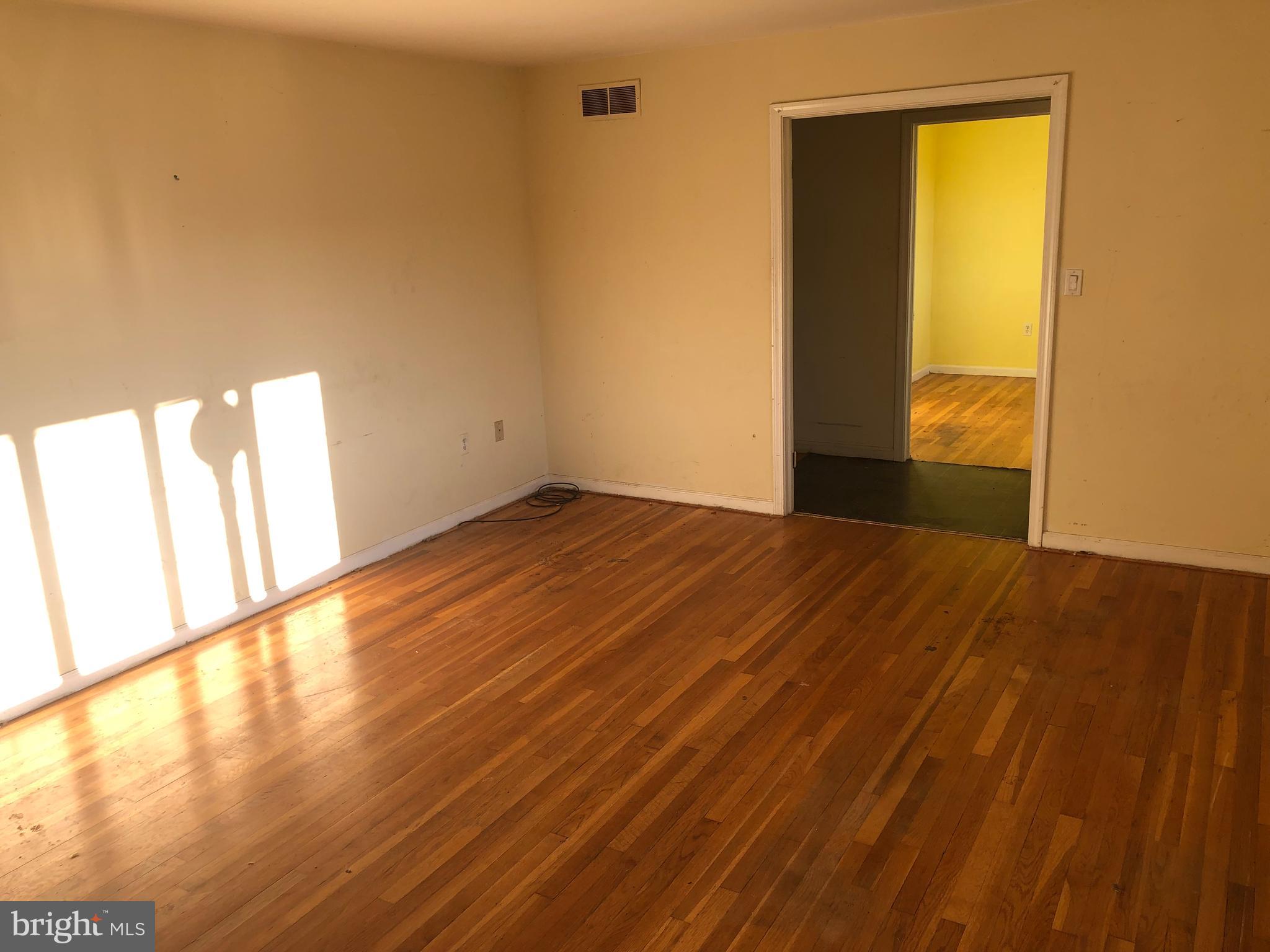 BEAUTIFUL HARDWOOD FLOORS IN YOUR LIVING ROOM