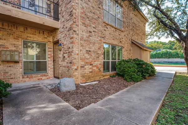 $2,050 | 4409 Bellaire Drive South, Unit 113, Fort Worth, TX 76109