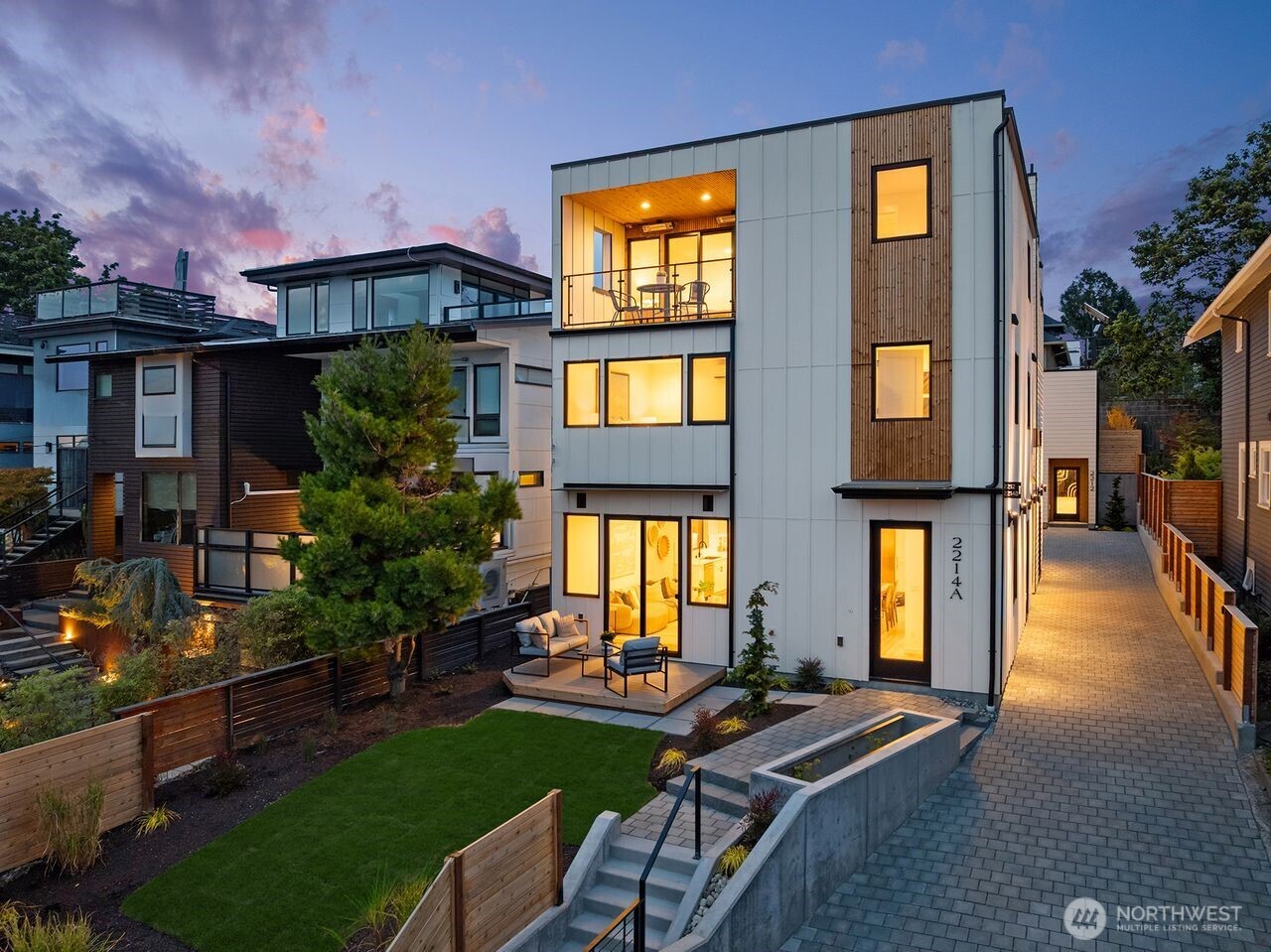 a view of a house with backyard and garden