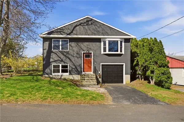 $3,200 | 102 Easton Avenue, Portsmouth, RI 02871