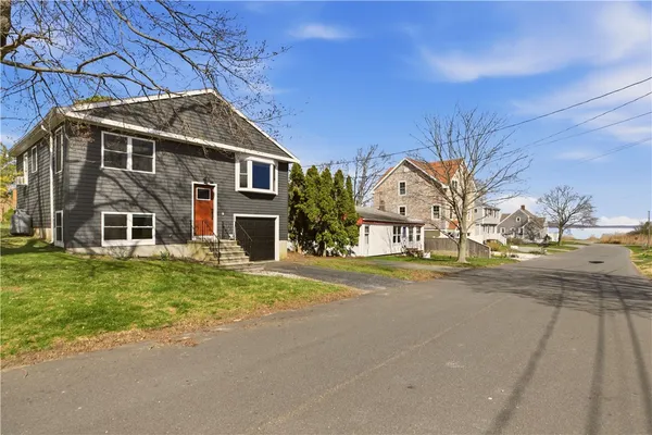 $3,200 | 102 Easton Avenue, Portsmouth, RI 02871