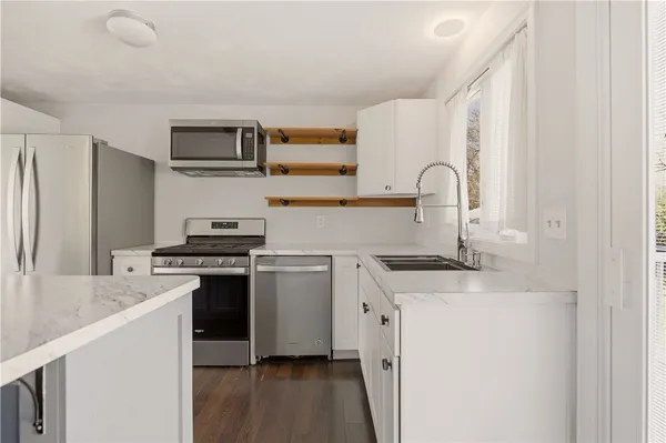 $3,200 | 102 Easton Avenue, Portsmouth, RI 02871