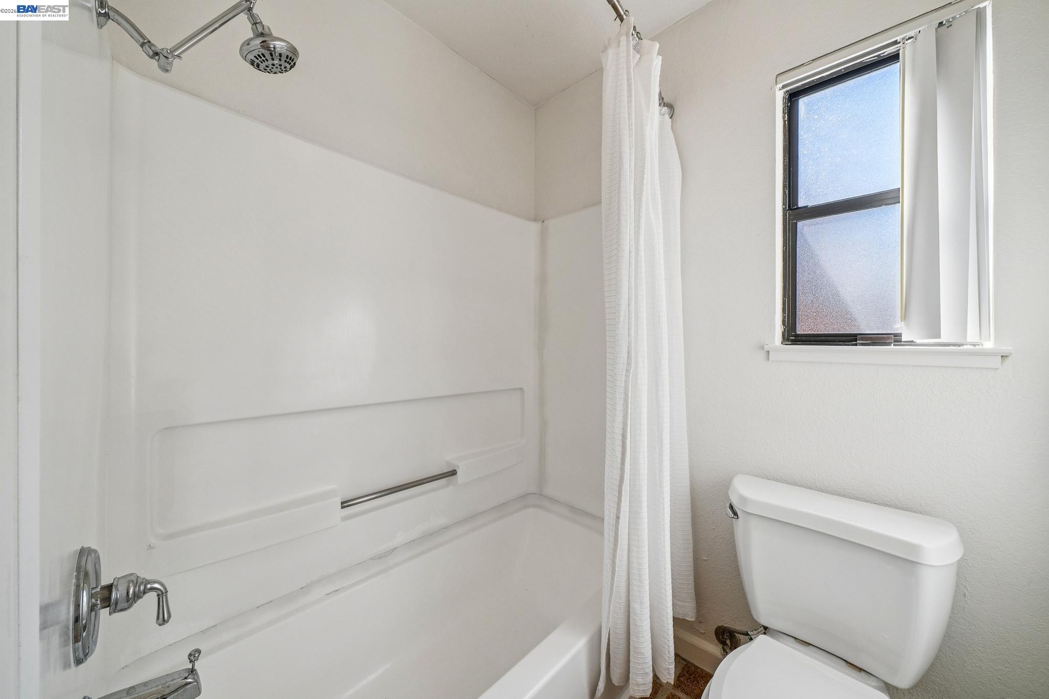 182 Eastridge Drive San Ramon, CA 94582 - Photo 23 of 54 a bathroom with a toilet and a bathtub