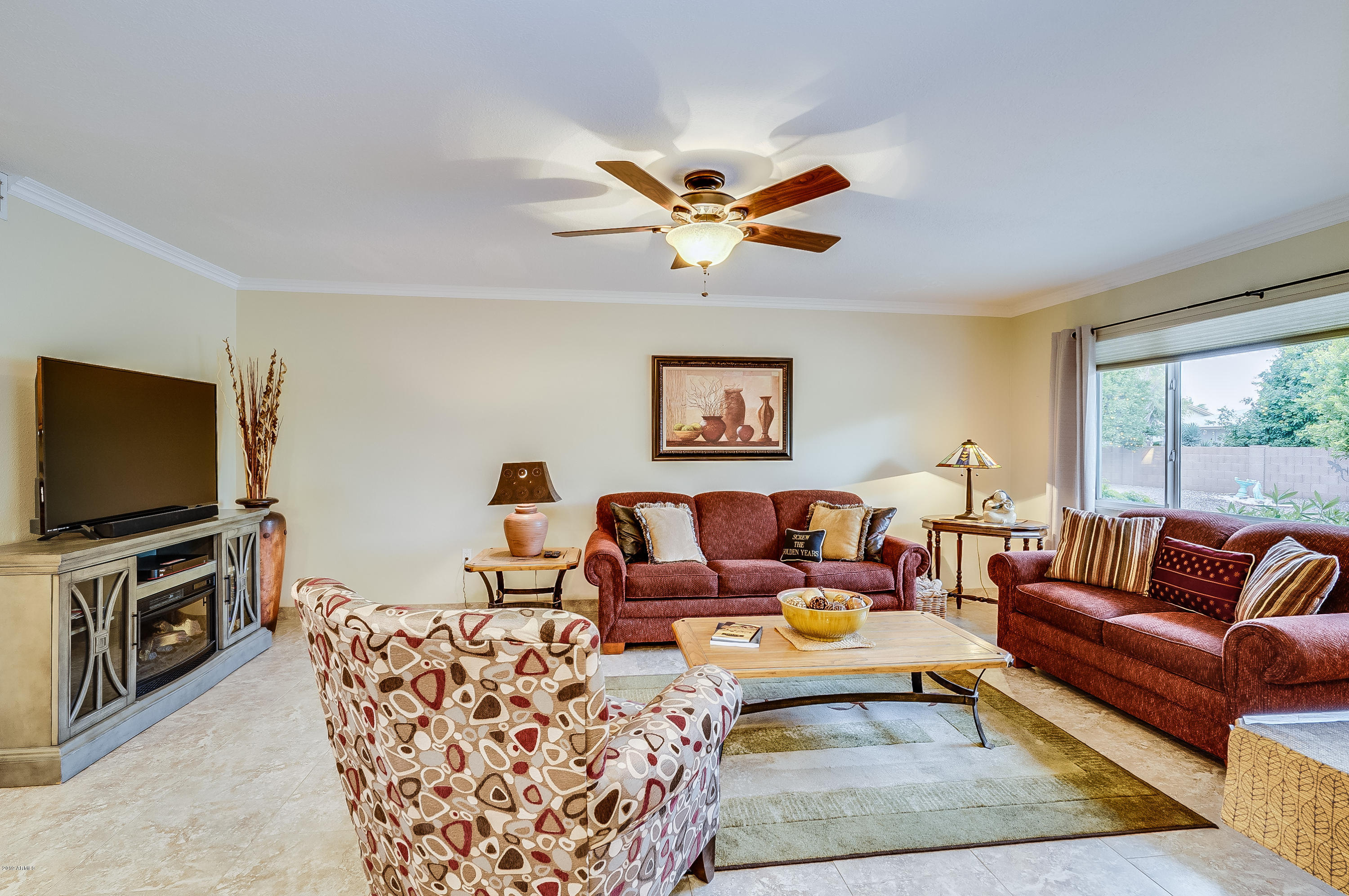10460 West White Mountain Road Sun City, AZ 85351 - Photo 2 of 28 Living room