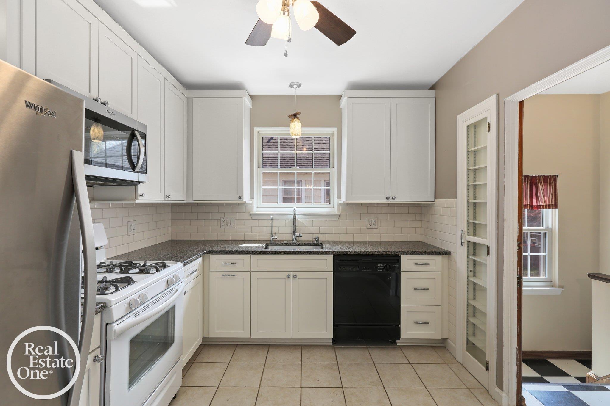 897 Rivard Boulevard Grosse Pointe, MI 48230 - Photo 30 of 42 50212858-c8debdc1-9825-4631-844b-072bf2bcdf7b.JPG