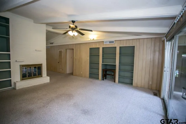 a view of a livingroom with a ceiling fan